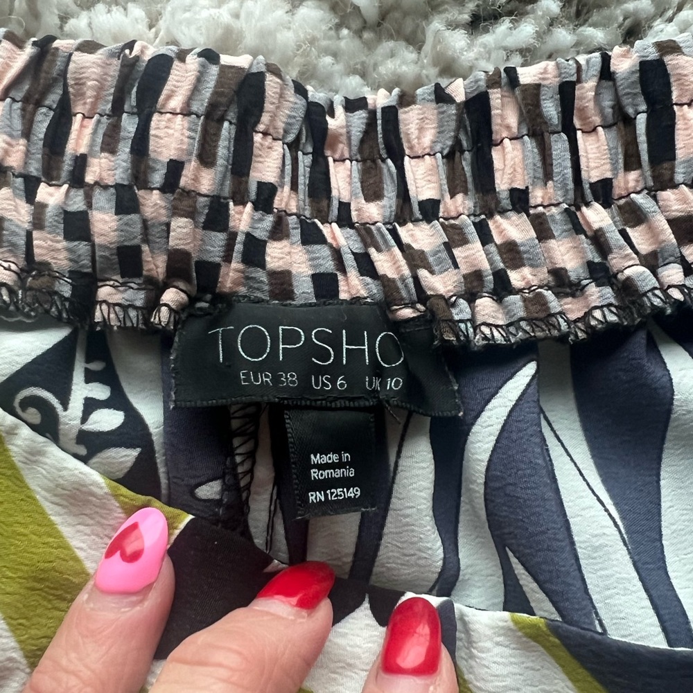 TOPSHOP Patterned Pleated Shorts - Picture 3 of 5